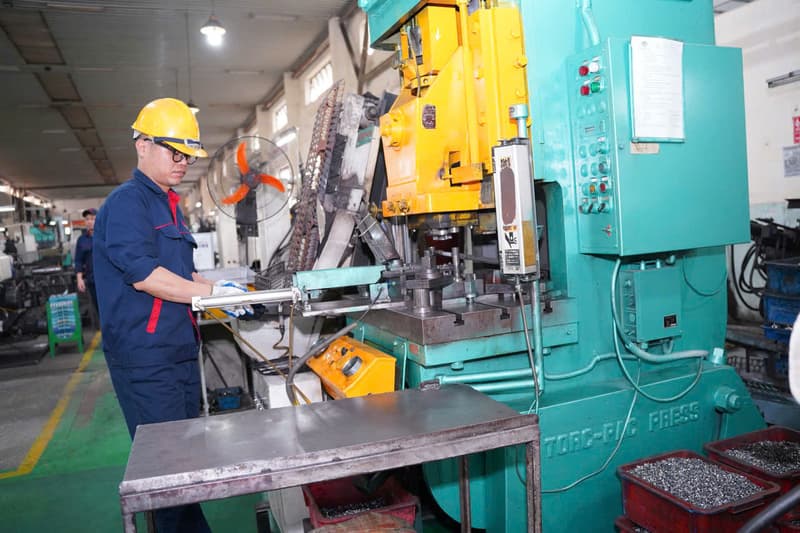 Điều khiển máy dập kim loại